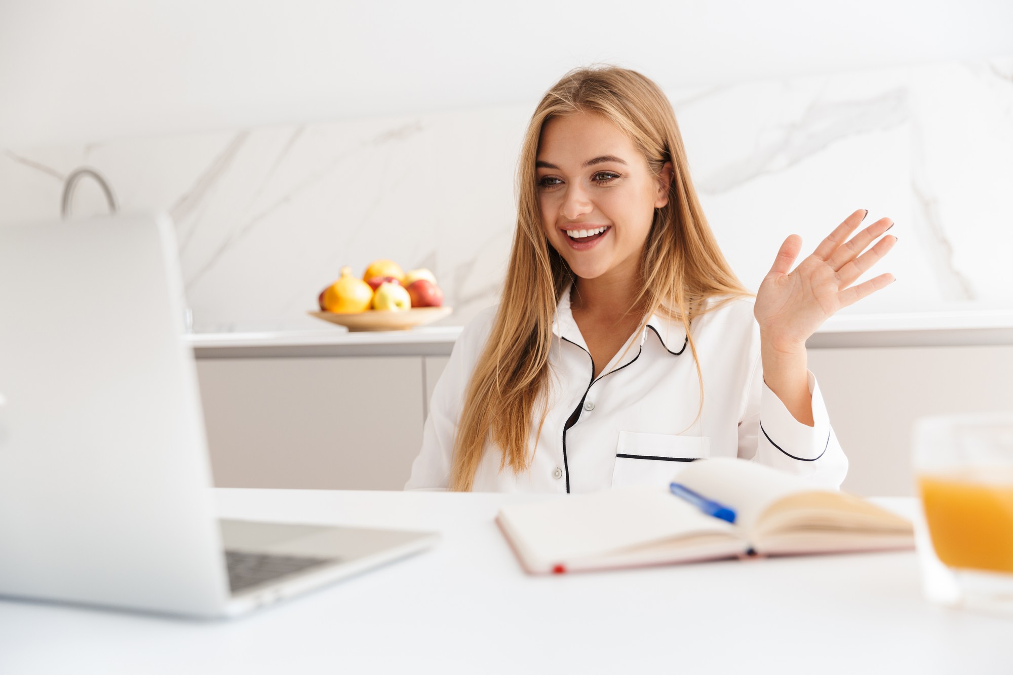 Uśmiechnięty instruktor podczas lekcji online